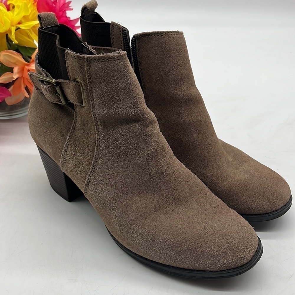 Sketchers Taupe Suede Ankle Boots Bootie Women’s Size 9. SKT1924G